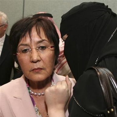 UN Rapporteur Yakin Ertuk listens to a veiled woman